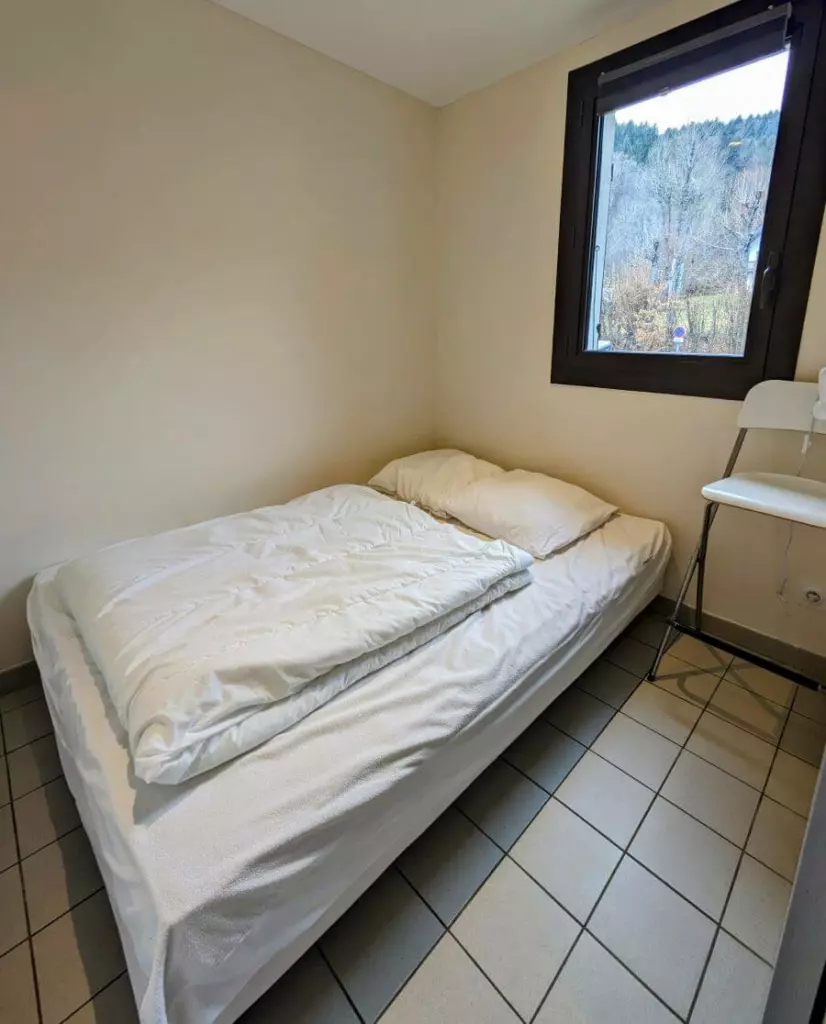 Gîte Bois Bossu: chambre avec un lit double.