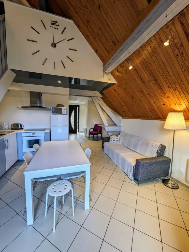 Gîte Bois Bossu espace de vie et entrée.