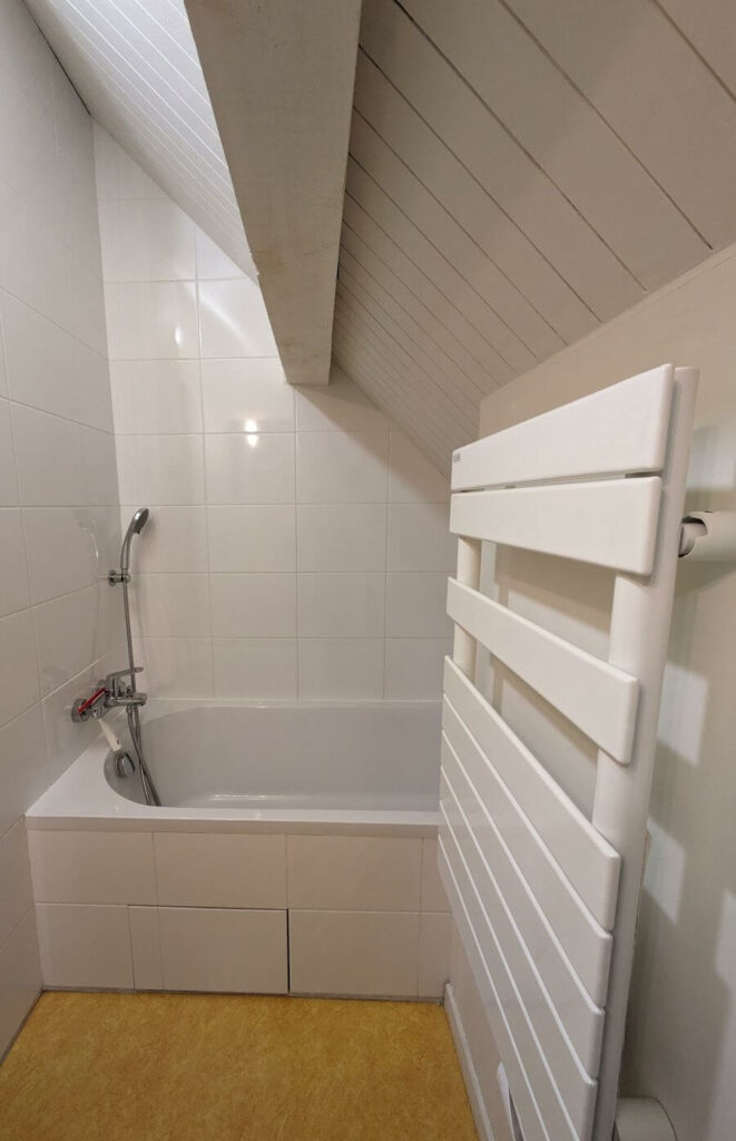 Gîte Pierre Dorée : salle de bain avec baignoire à l'étage. 