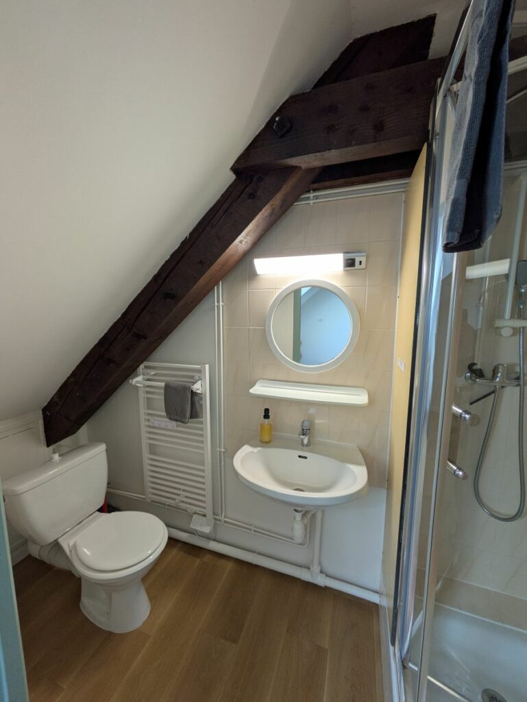 Salle de bain chambre avec lit bébé