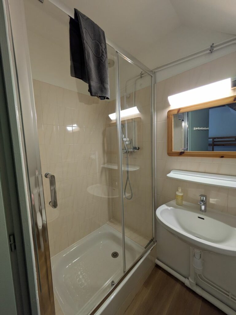 Salle de bain chambre familiale